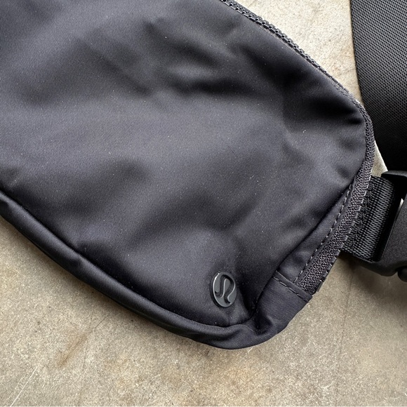 Lulu Black Belt Bag - Picture 2 of 6